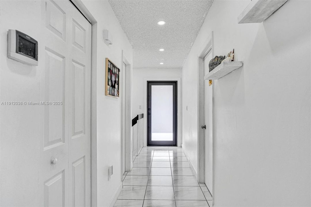 Под контрактом: $560,000 (3 спален, 2 ванн, 1800 Квадратных фут)