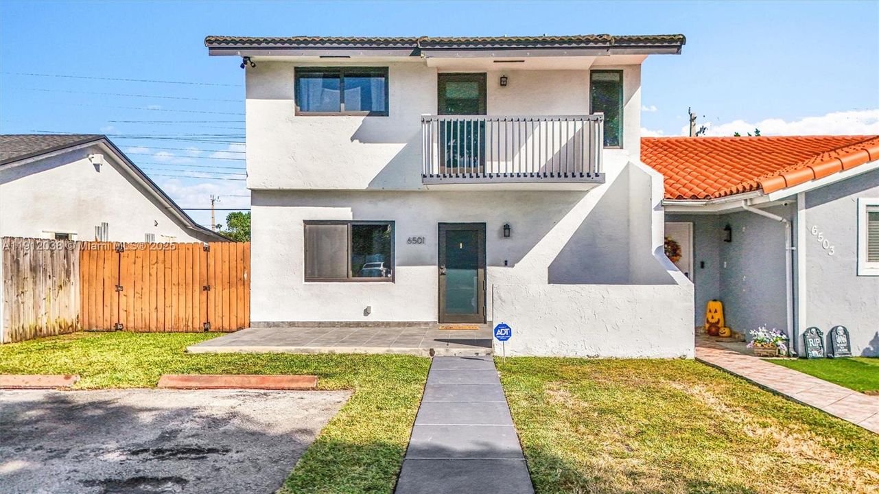 Под контрактом: $560,000 (3 спален, 2 ванн, 1800 Квадратных фут)