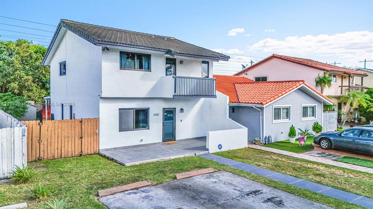 Под контрактом: $560,000 (3 спален, 2 ванн, 1800 Квадратных фут)