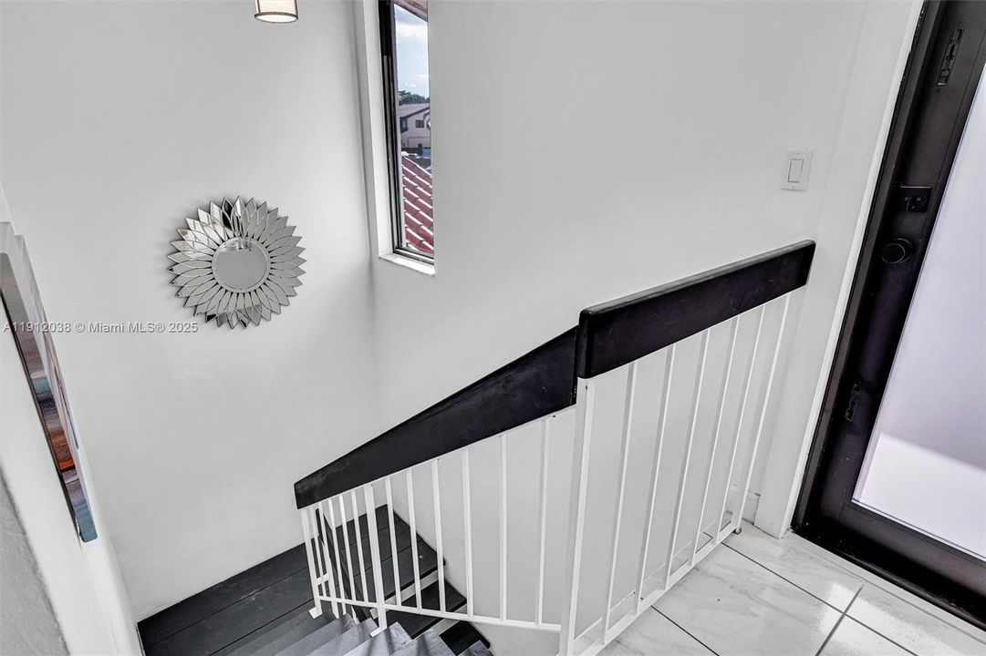 Под контрактом: $560,000 (3 спален, 2 ванн, 1800 Квадратных фут)