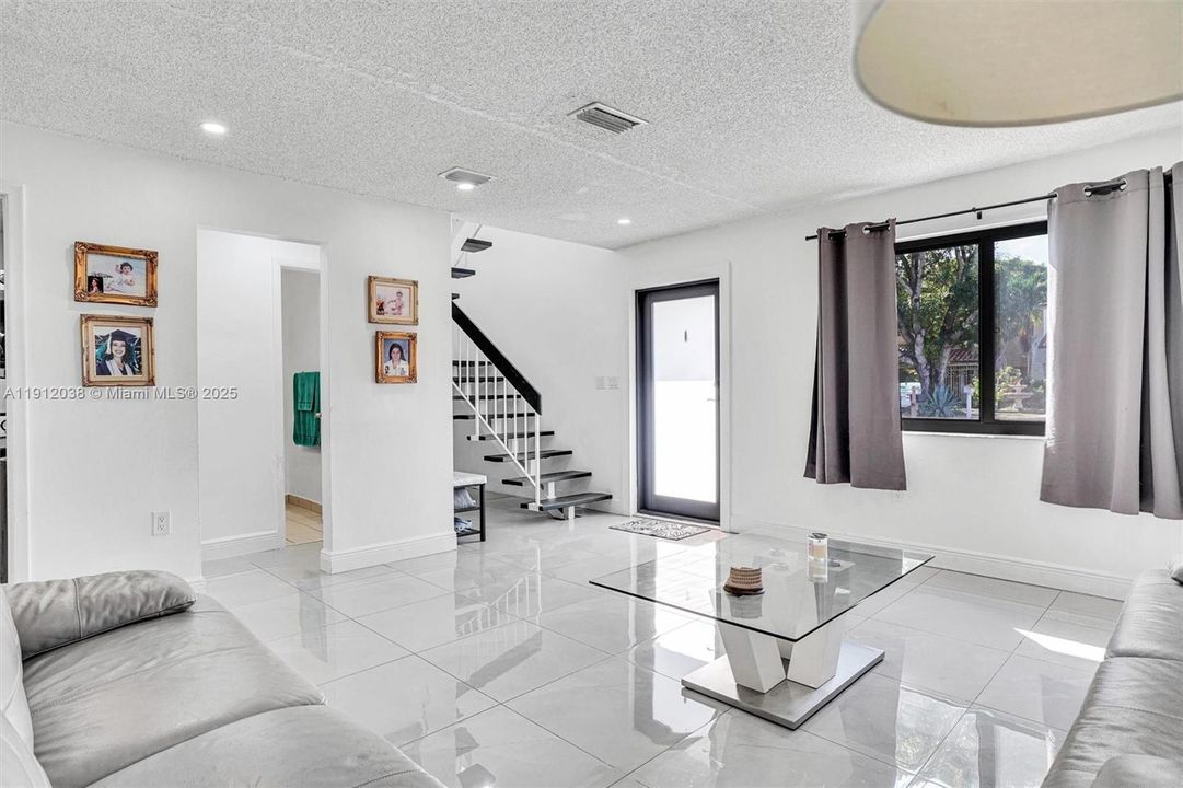 Под контрактом: $560,000 (3 спален, 2 ванн, 1800 Квадратных фут)