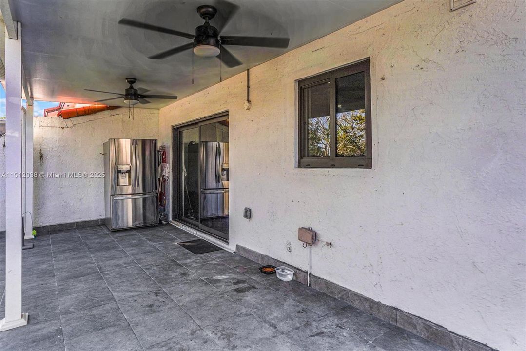 Под контрактом: $560,000 (3 спален, 2 ванн, 1800 Квадратных фут)