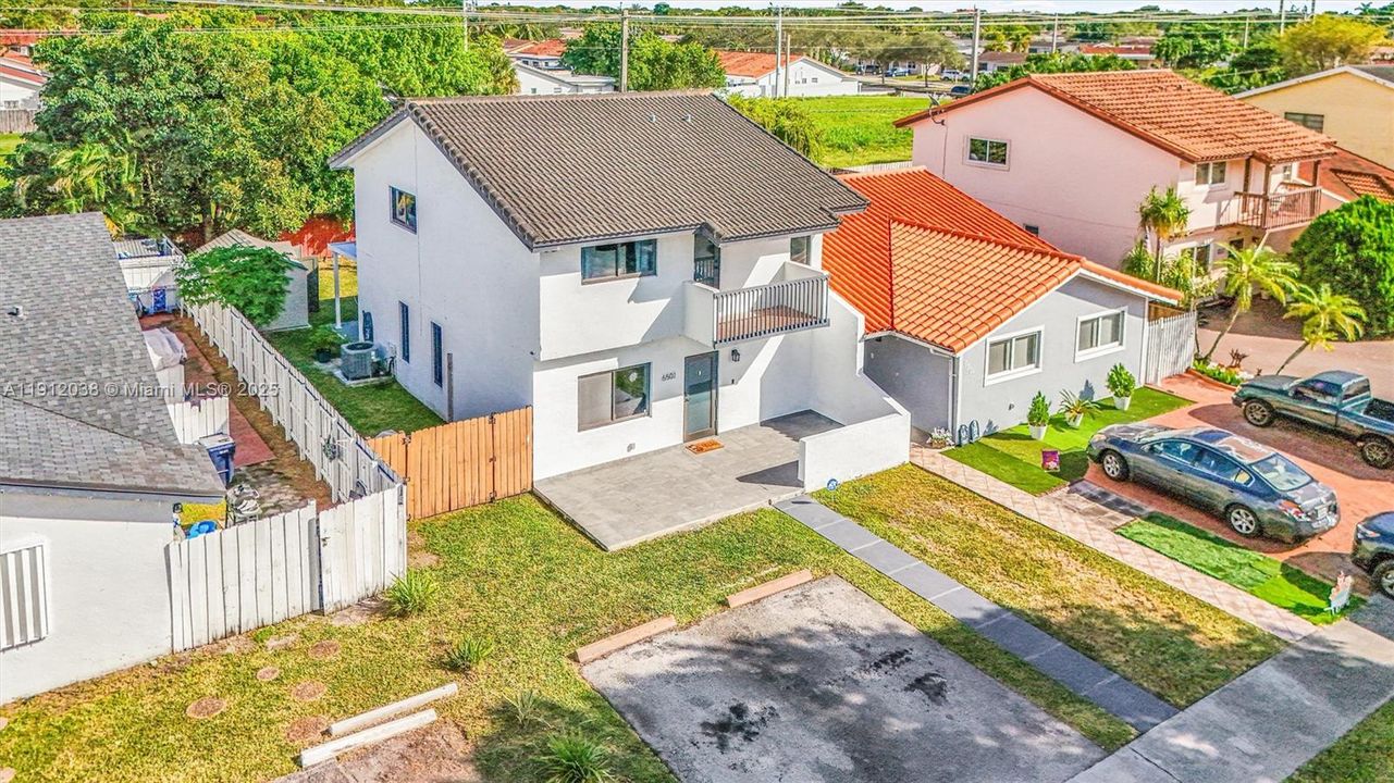 Под контрактом: $560,000 (3 спален, 2 ванн, 1800 Квадратных фут)