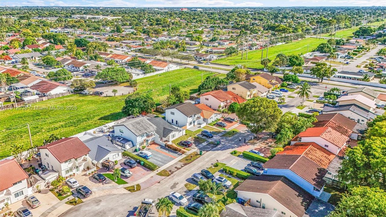 Под контрактом: $560,000 (3 спален, 2 ванн, 1800 Квадратных фут)