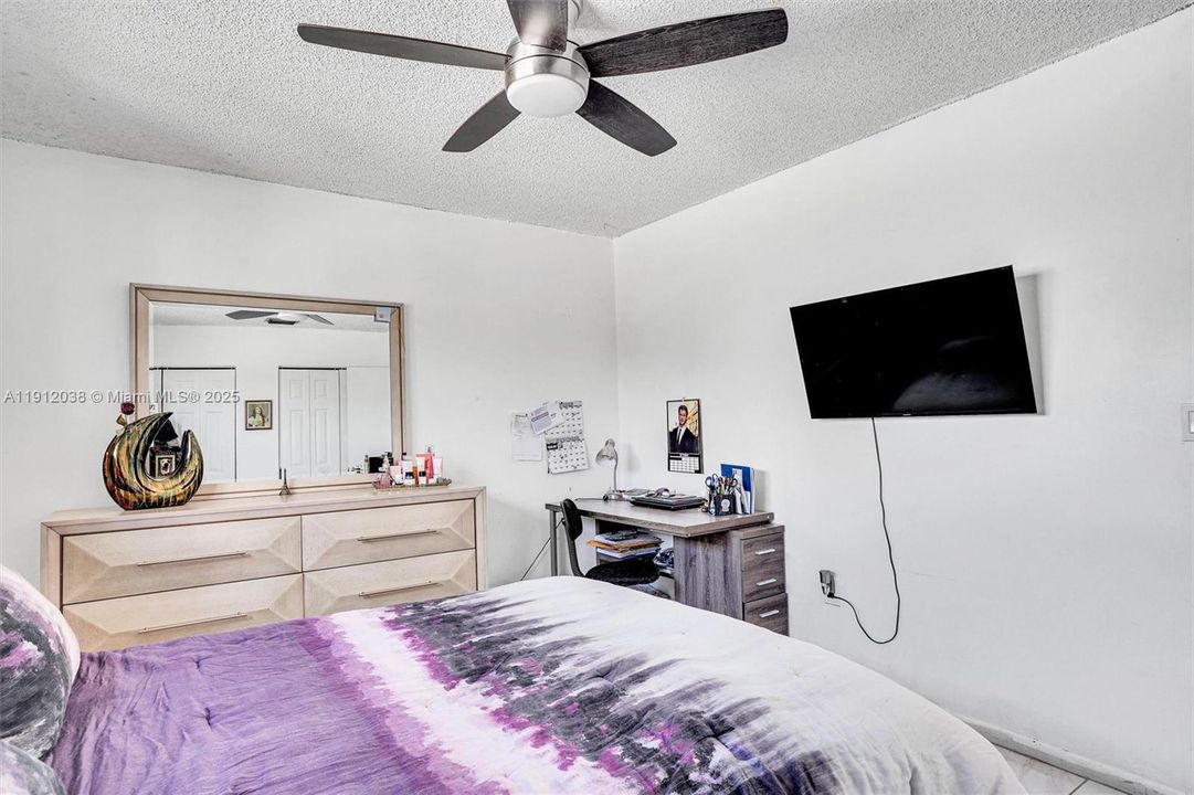 Под контрактом: $560,000 (3 спален, 2 ванн, 1800 Квадратных фут)