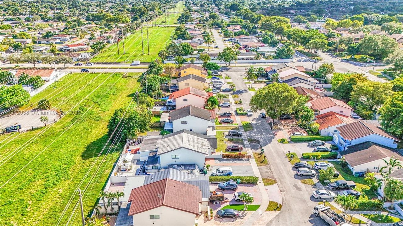 Под контрактом: $560,000 (3 спален, 2 ванн, 1800 Квадратных фут)