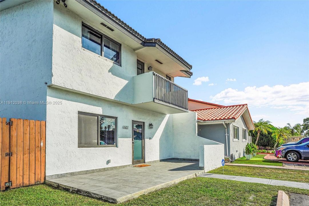 Под контрактом: $560,000 (3 спален, 2 ванн, 1800 Квадратных фут)