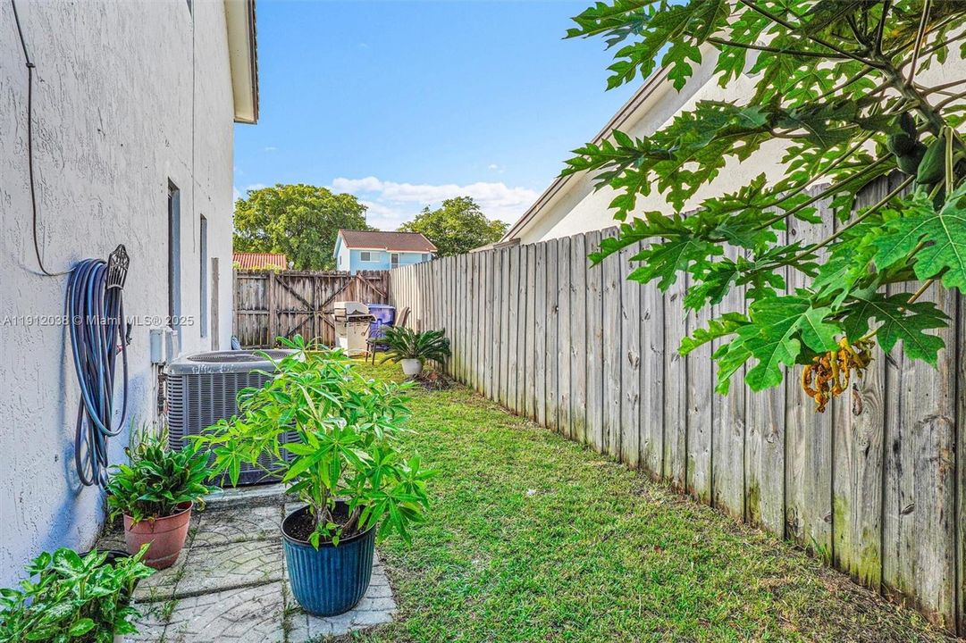 Под контрактом: $560,000 (3 спален, 2 ванн, 1800 Квадратных фут)