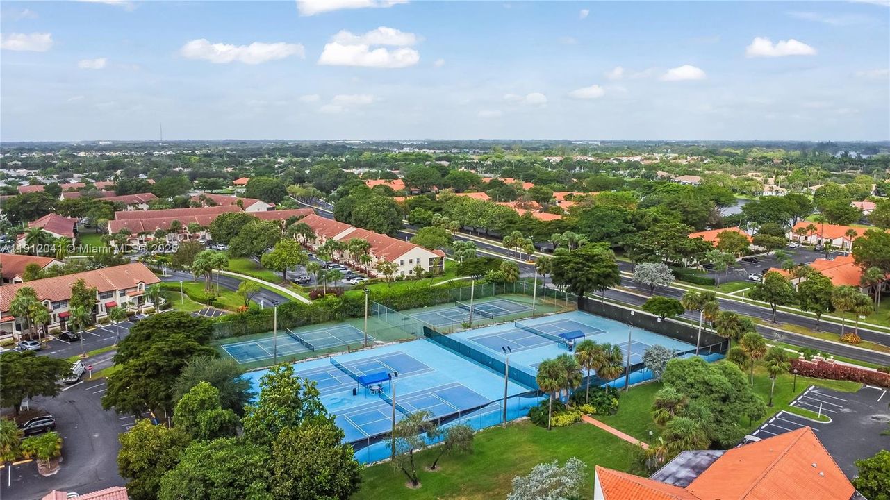 For Sale: $270,000 (2 beds, 2 baths, 1100 Square Feet)