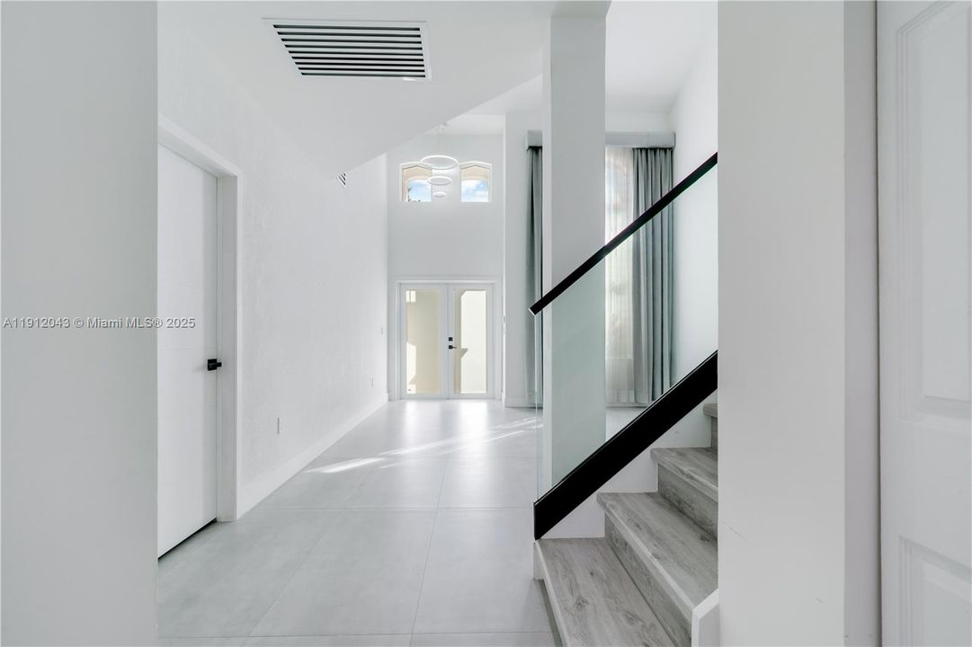 Activo con contrato: $5,000 (4 camas, 3 baños, 2104 Pies cuadrados)