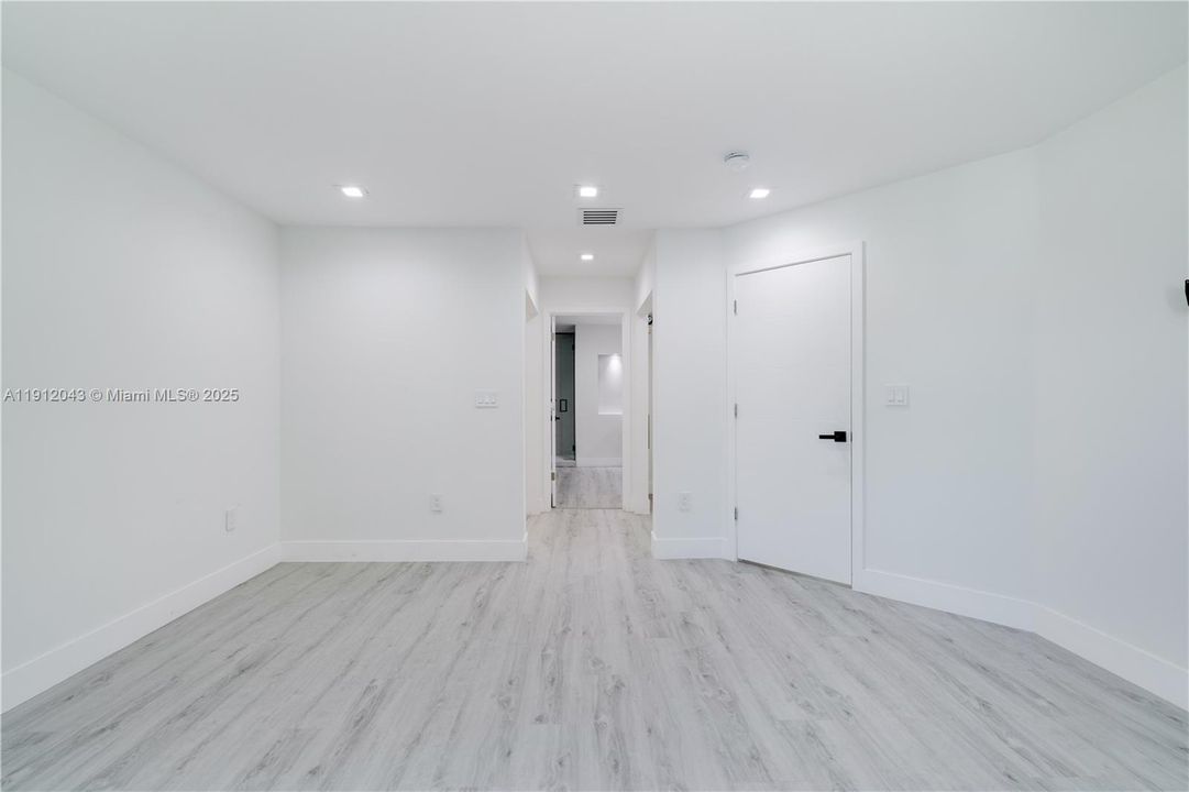 Activo con contrato: $5,000 (4 camas, 3 baños, 2104 Pies cuadrados)