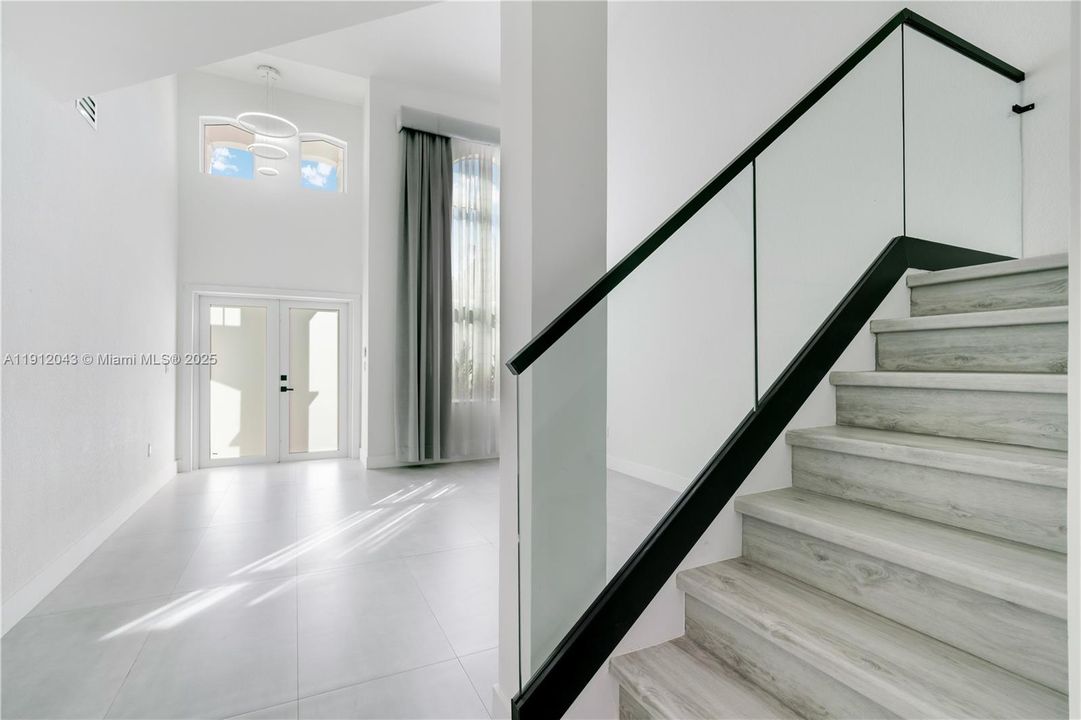 Activo con contrato: $5,000 (4 camas, 3 baños, 2104 Pies cuadrados)