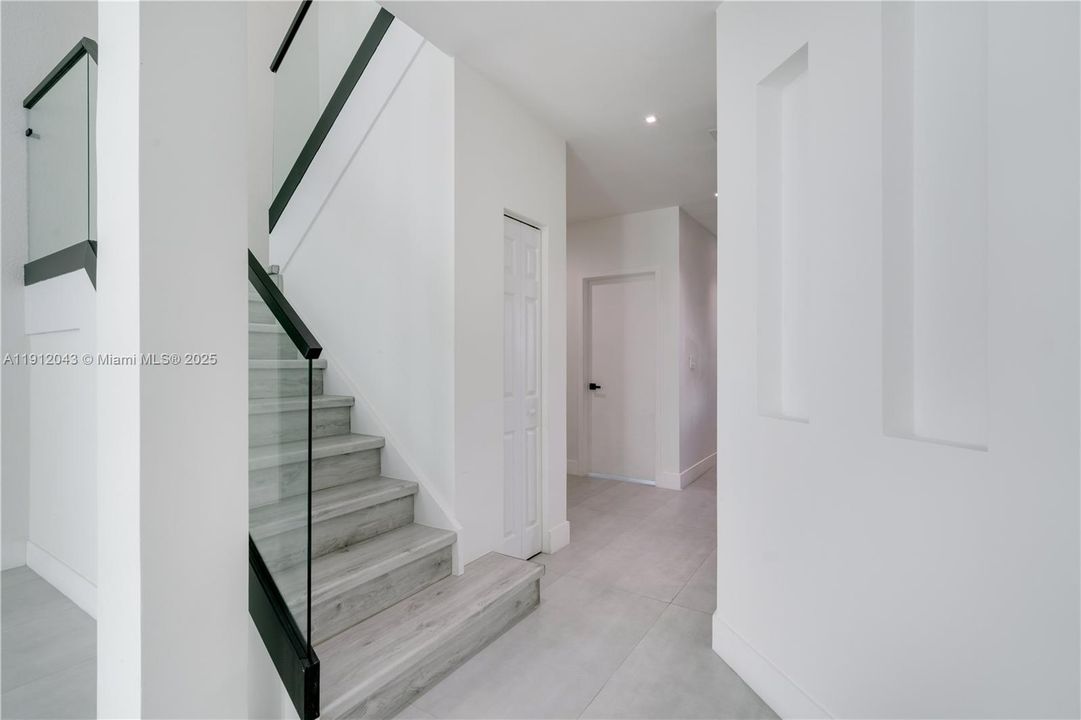 Activo con contrato: $5,000 (4 camas, 3 baños, 2104 Pies cuadrados)