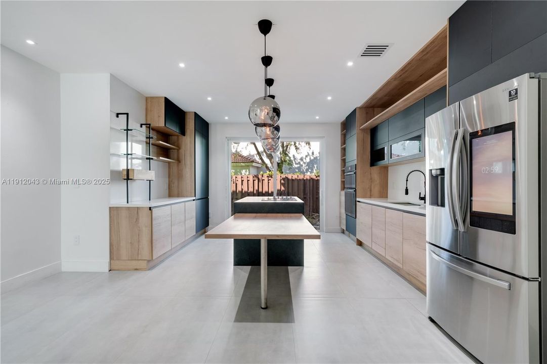 Activo con contrato: $5,000 (4 camas, 3 baños, 2104 Pies cuadrados)