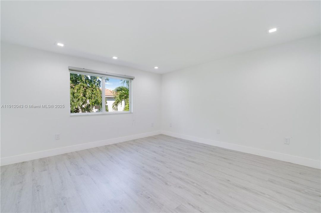 Activo con contrato: $5,000 (4 camas, 3 baños, 2104 Pies cuadrados)