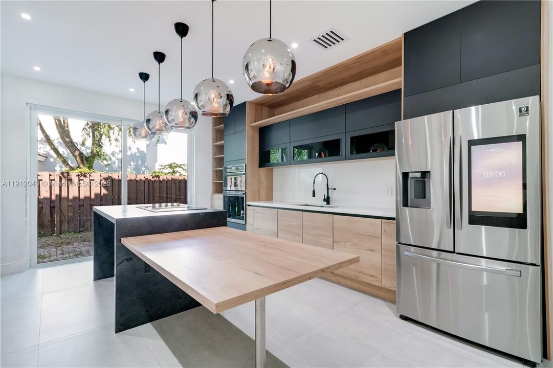 Activo con contrato: $5,000 (4 camas, 3 baños, 2104 Pies cuadrados)