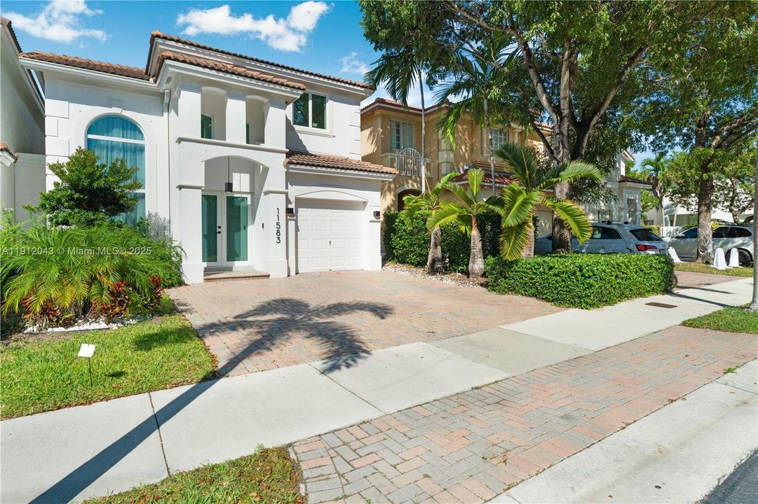 Activo con contrato: $5,000 (4 camas, 3 baños, 2104 Pies cuadrados)