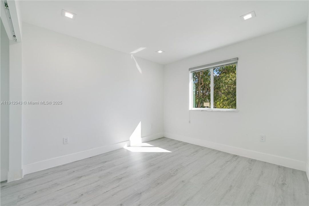 Activo con contrato: $5,000 (4 camas, 3 baños, 2104 Pies cuadrados)