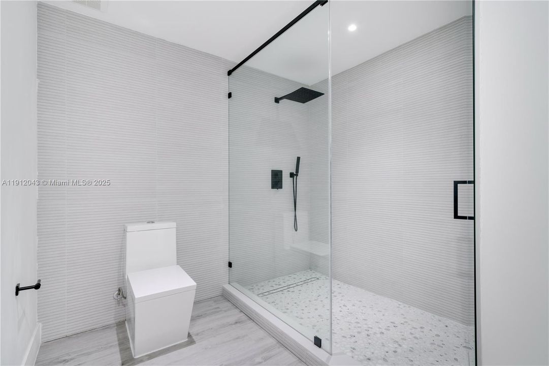 Activo con contrato: $5,000 (4 camas, 3 baños, 2104 Pies cuadrados)