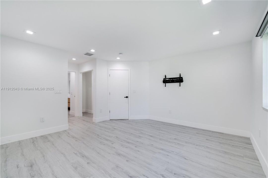 Activo con contrato: $5,000 (4 camas, 3 baños, 2104 Pies cuadrados)