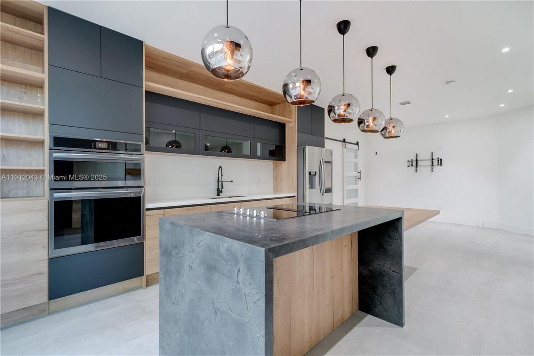 Activo con contrato: $5,000 (4 camas, 3 baños, 2104 Pies cuadrados)