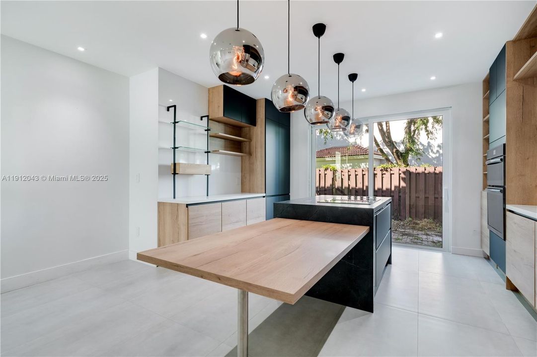 Activo con contrato: $5,000 (4 camas, 3 baños, 2104 Pies cuadrados)