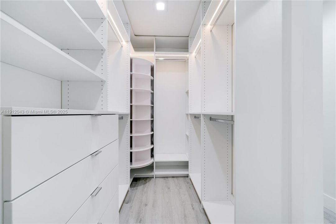 Activo con contrato: $5,000 (4 camas, 3 baños, 2104 Pies cuadrados)