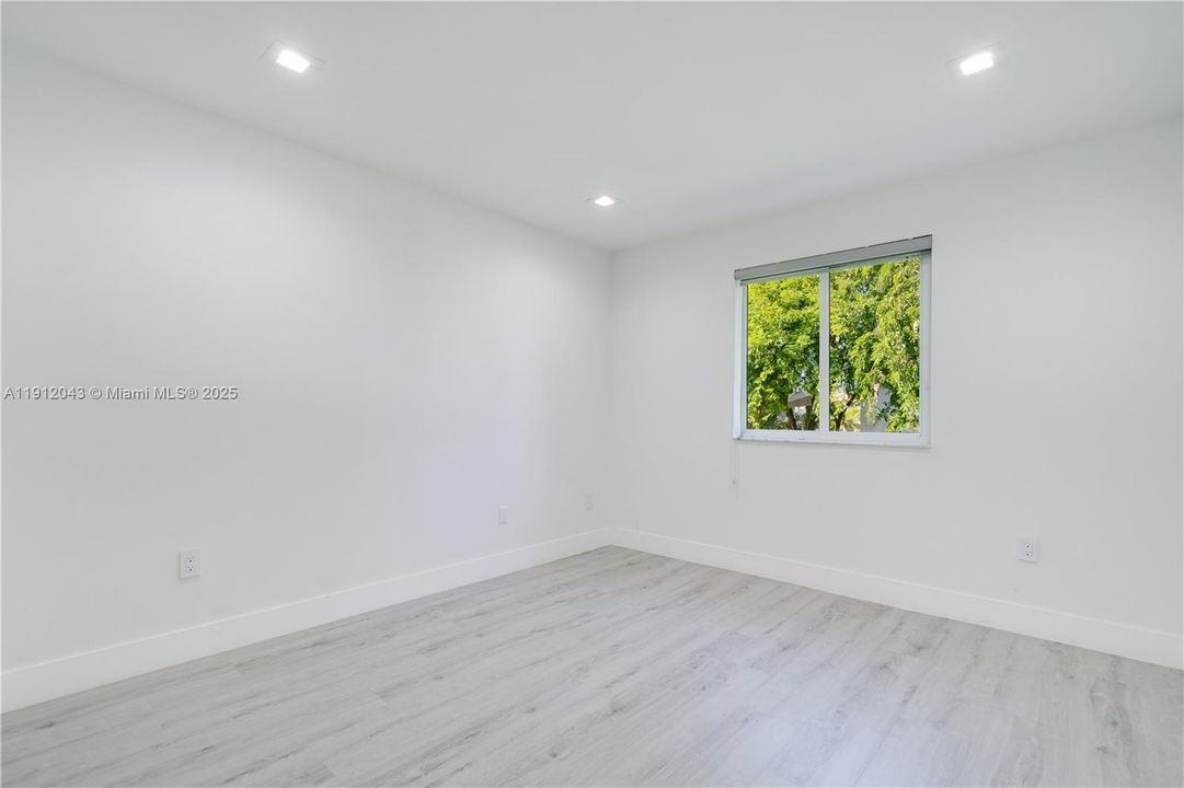 Activo con contrato: $5,000 (4 camas, 3 baños, 2104 Pies cuadrados)