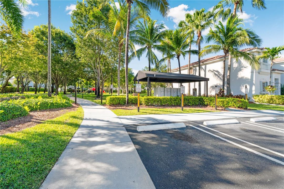 Activo con contrato: $5,000 (4 camas, 3 baños, 2104 Pies cuadrados)