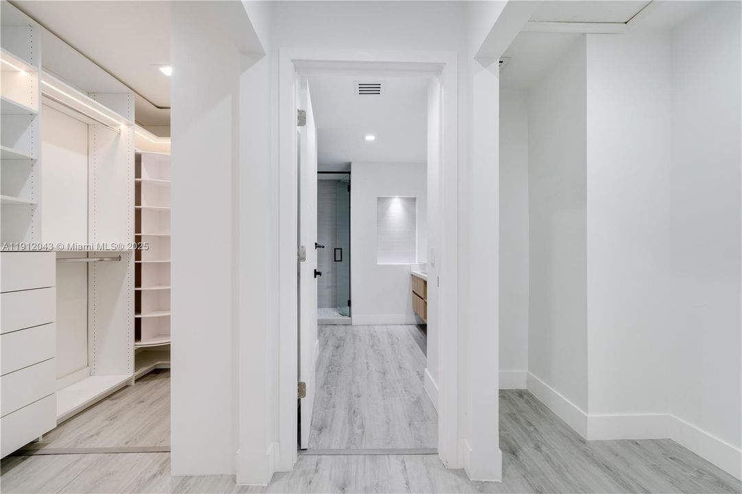 Activo con contrato: $5,000 (4 camas, 3 baños, 2104 Pies cuadrados)