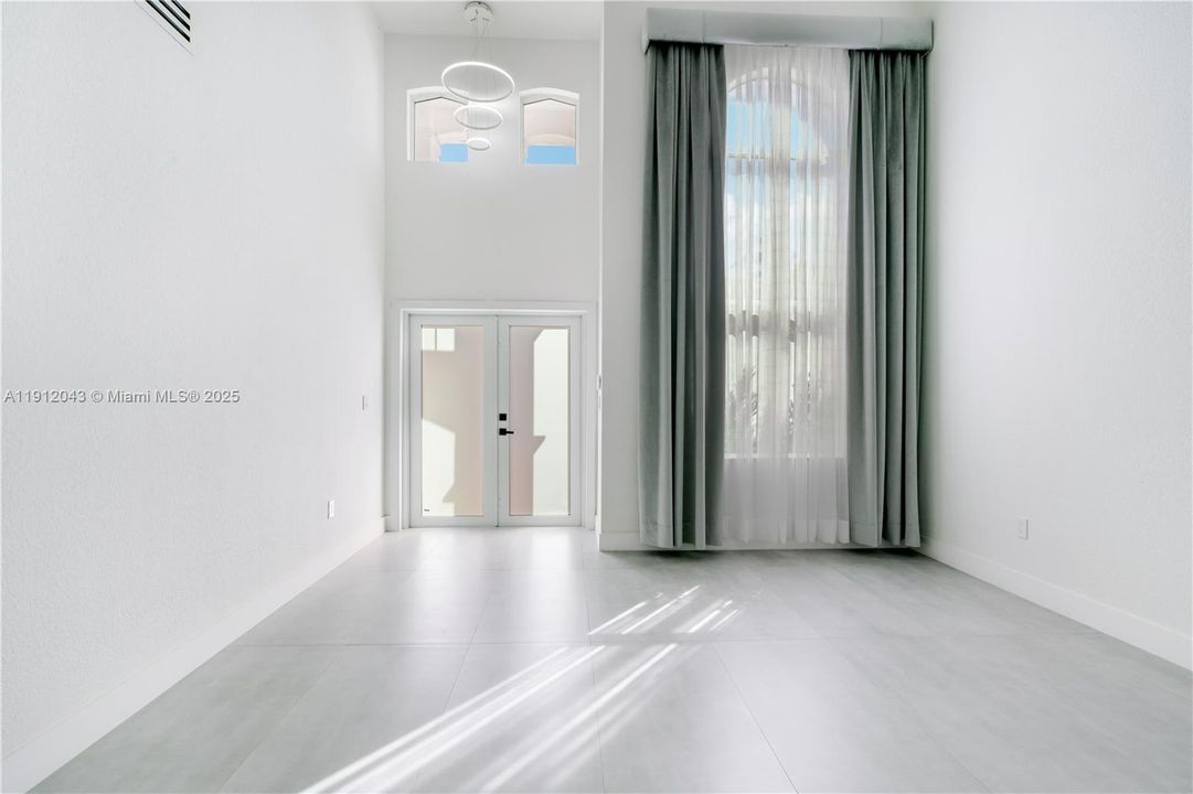 Activo con contrato: $5,000 (4 camas, 3 baños, 2104 Pies cuadrados)