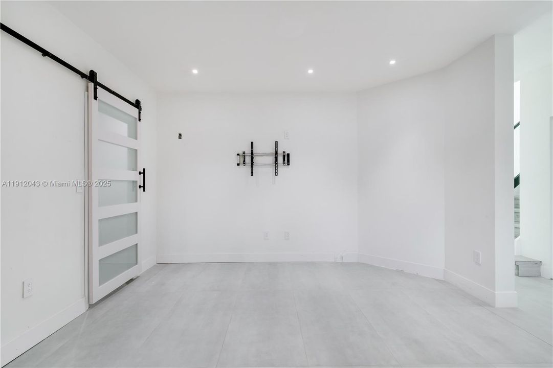 Activo con contrato: $5,000 (4 camas, 3 baños, 2104 Pies cuadrados)