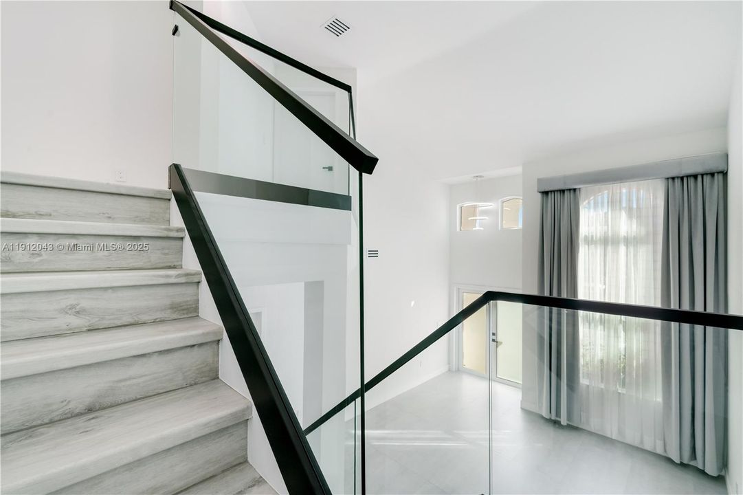 Activo con contrato: $5,000 (4 camas, 3 baños, 2104 Pies cuadrados)