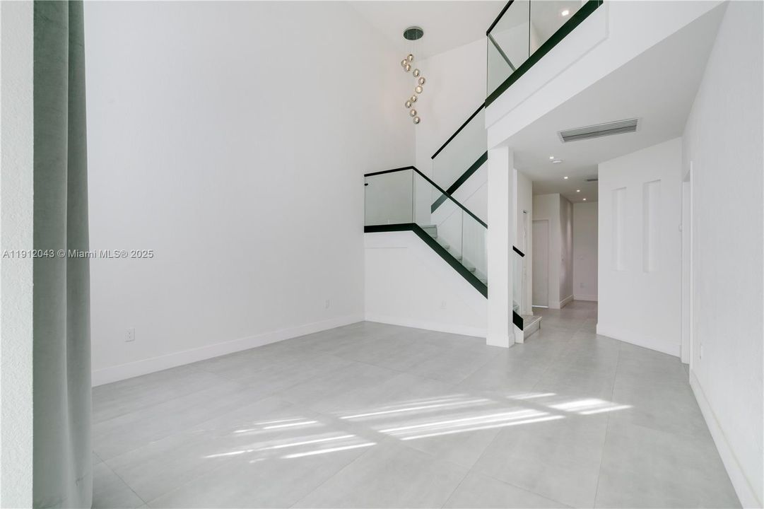 Activo con contrato: $5,000 (4 camas, 3 baños, 2104 Pies cuadrados)