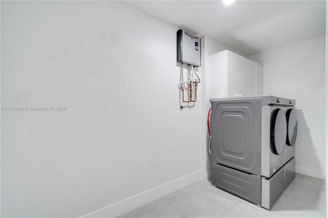 Activo con contrato: $5,000 (4 camas, 3 baños, 2104 Pies cuadrados)