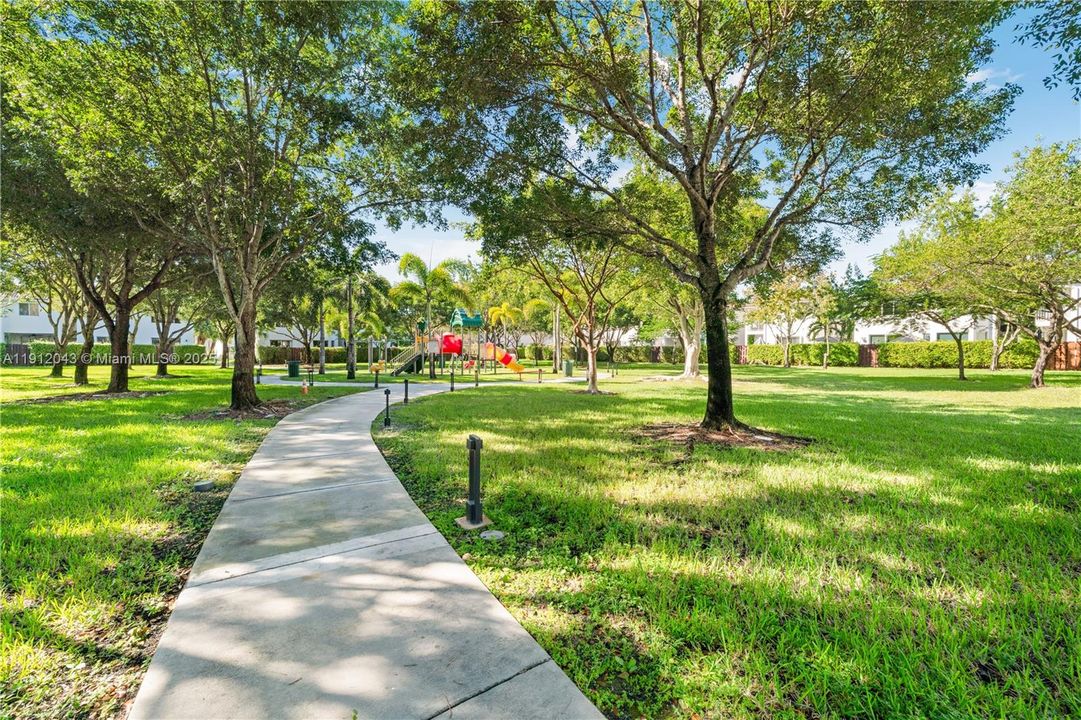 Activo con contrato: $5,000 (4 camas, 3 baños, 2104 Pies cuadrados)