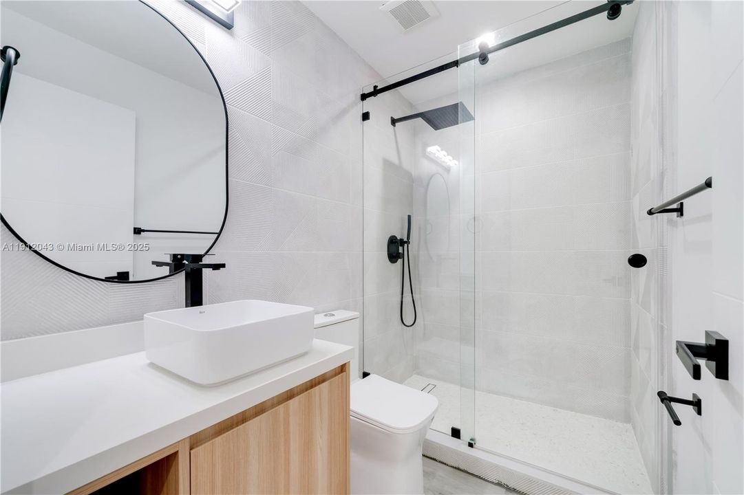 Activo con contrato: $5,000 (4 camas, 3 baños, 2104 Pies cuadrados)