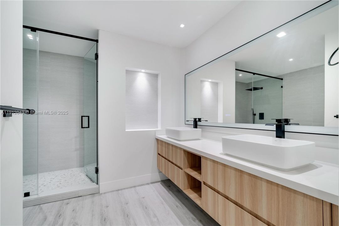 Activo con contrato: $5,000 (4 camas, 3 baños, 2104 Pies cuadrados)