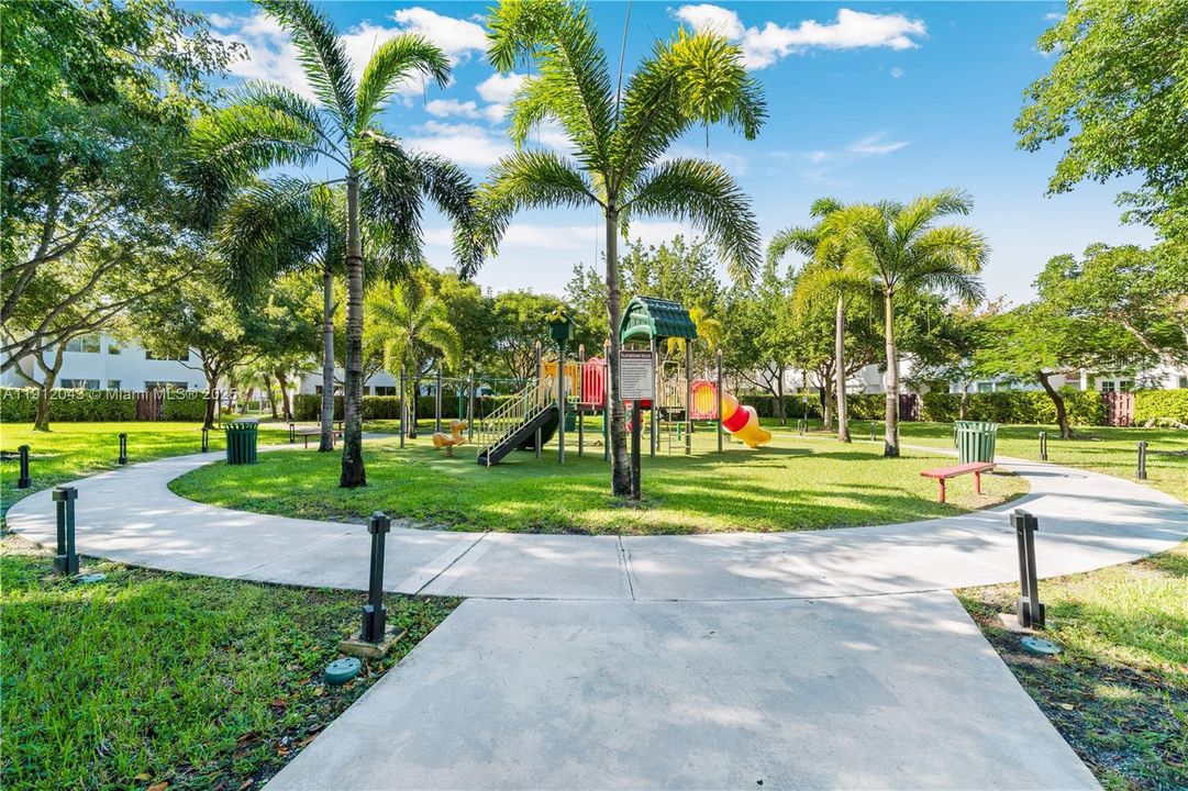 Activo con contrato: $5,000 (4 camas, 3 baños, 2104 Pies cuadrados)