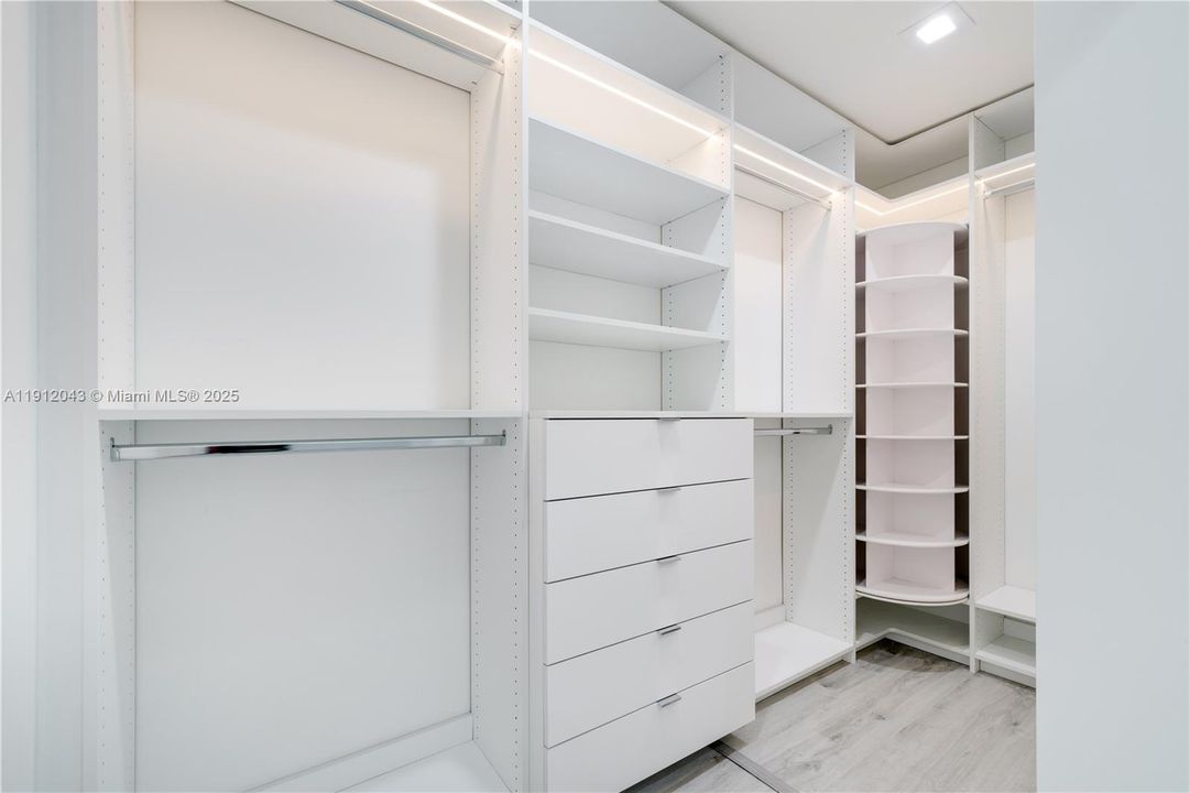 Activo con contrato: $5,000 (4 camas, 3 baños, 2104 Pies cuadrados)