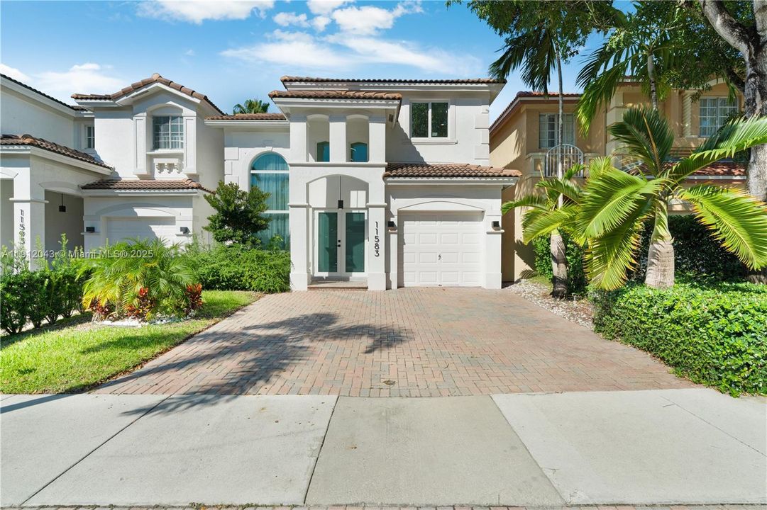 Activo con contrato: $5,000 (4 camas, 3 baños, 2104 Pies cuadrados)