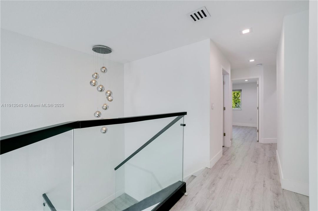 Activo con contrato: $5,000 (4 camas, 3 baños, 2104 Pies cuadrados)