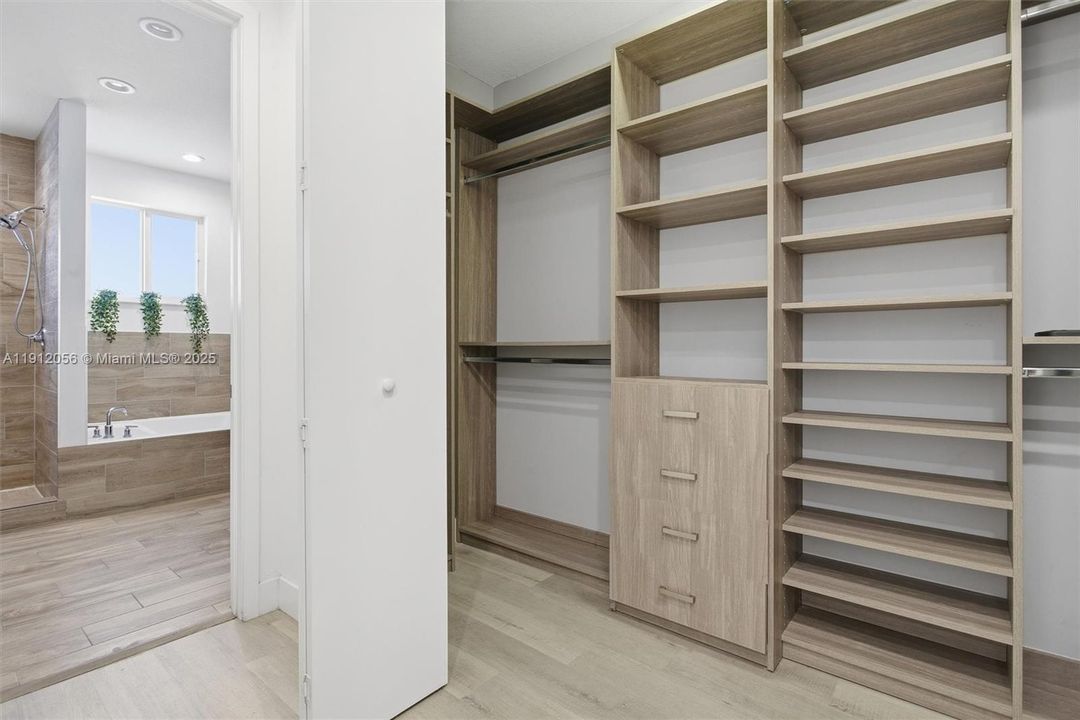 For Sale: $930,000 (5 beds, 3 baths, 2746 Square Feet)