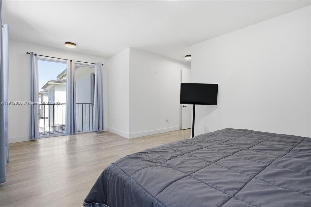 For Sale: $930,000 (5 beds, 3 baths, 2746 Square Feet)