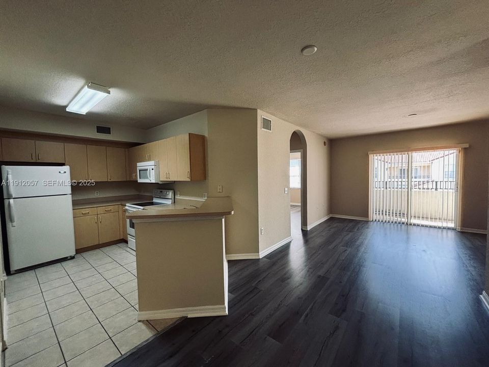 For Rent: $2,500 (3 beds, 2 baths, 1306 Square Feet)