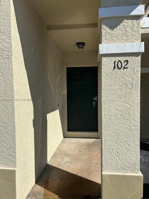 For Rent: $2,500 (3 beds, 2 baths, 1306 Square Feet)