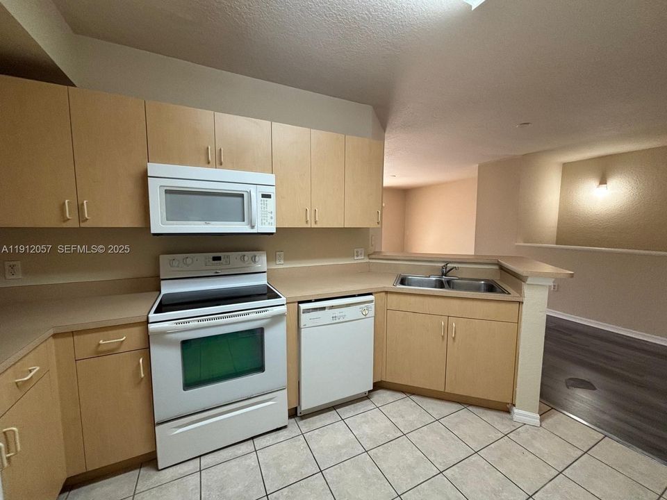 For Rent: $2,500 (3 beds, 2 baths, 1306 Square Feet)