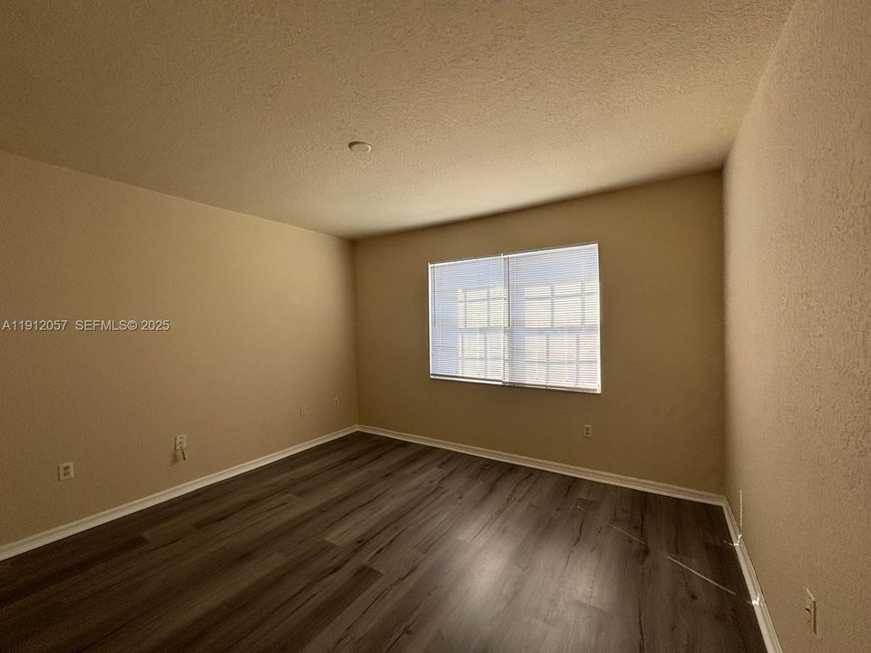 For Rent: $2,500 (3 beds, 2 baths, 1306 Square Feet)