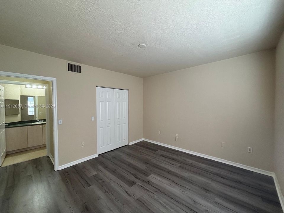 For Rent: $2,500 (3 beds, 2 baths, 1306 Square Feet)