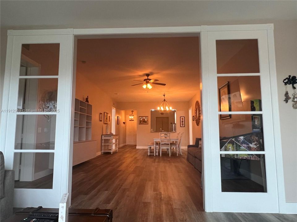 待售: $325,000 (2 贝兹, 2 浴室, 1989 平方英尺)